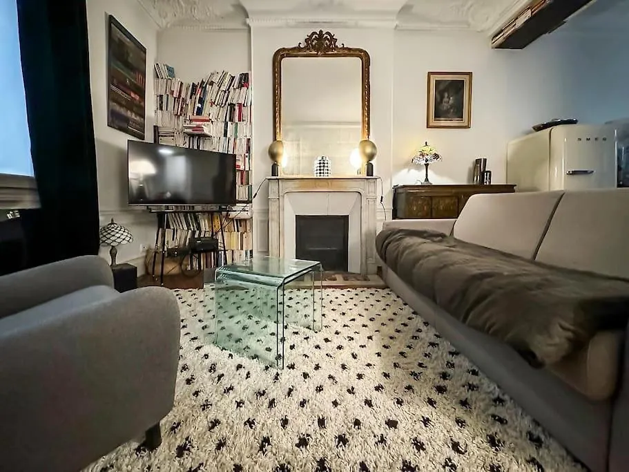 Montmartre With Private Courtyard Apartment Paris