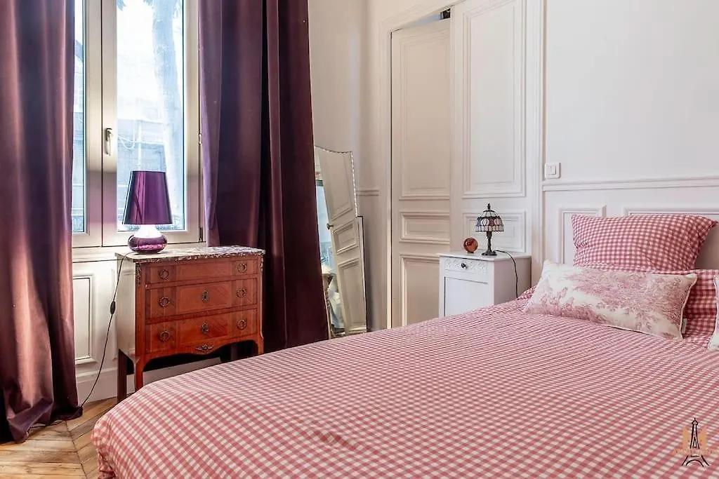 Montmartre With Private Courtyard Apartment Paris